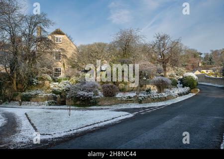 Wootton Dorf im frühen Winterschnee. Wootton, Oxfordshire, England Stockfoto