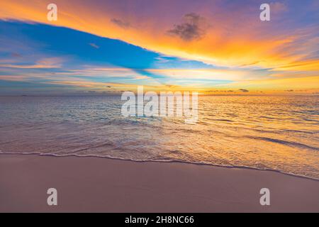 Meer Ozean Strand Sonnenuntergang Sonnenaufgang Landschaft im Freien. Wasserwelle mit weißem Schaum. Schöner Sonnenuntergang farbenfroher Himmel mit Wolken. Natürliche Insel, Sonnenstrahlen Stockfoto