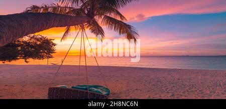 Tropischer Sonnenuntergang Strand Hintergrund als Sommer Küste Landschaft Panorama mit Freizeit Strand Schaukel auf Palmen, weißem Sand und ruhigen Meer Strand Horizont Stockfoto