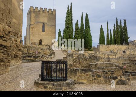 Annäherung an den Turm von Tribute in der Festung La Mota, einer großen ummauerten Einfriedung über Alcala la Real Stockfoto