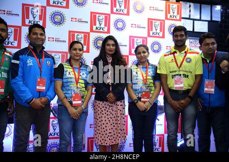 Neu-Delhi, Indien. 30th. November 2021. Mithali Dorai Raj Cricketspieler-Test und ODI-Kapitän der nationalen Cricket-Frauenmannschaft zusammen mit den Mitgliedern der Indian Deaf Cricket Association geben während der Partnerschaft KFC mit der Indian Deaf Cricket Association bekannt (Bild: © Jyoti Kapoor/Pacific Press via ZUMA Press Wire) Stockfoto