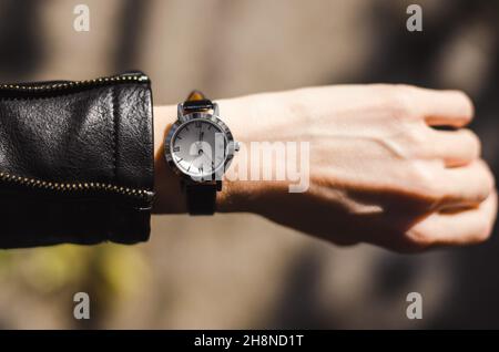 Modische Uhr an der Hand einer Frau. Frau Uhr Zeit auf Armbanduhr Stockfoto