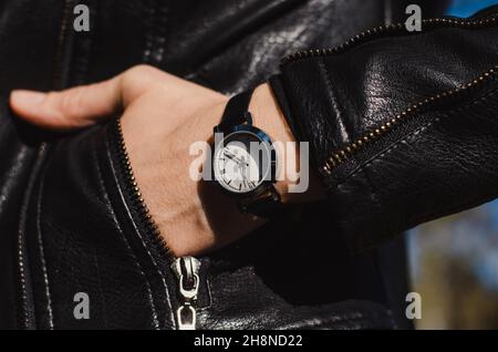 Modische Uhr an der Hand einer Frau. Klassische, stilvolle Armbanduhr Stockfoto