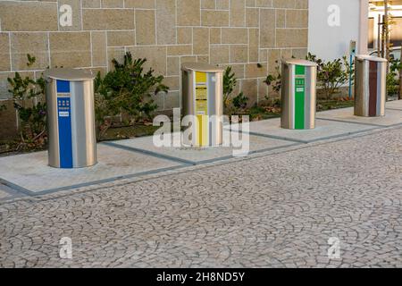 Castelo Branco, Portugal - 30 2021. November: 4 Recycling-Abfallbehälter auf den Straßen von Castelo Branco Portugal Stockfoto