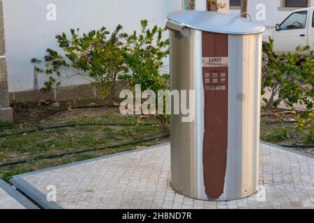 Castelo Branco, Portugal - November 30 2021: Mülltonne für den allgemeinen Abfallrecycling auf den Straßen von Castelo Branco Portugal Stockfoto