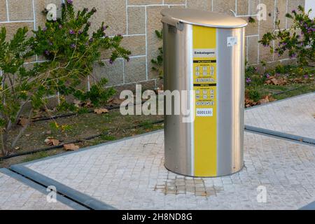 Castelo Branco, Portugal - November 30 2021: Mülltonne aus Kunststoff auf den Straßen von Castelo Branco Portugal Stockfoto