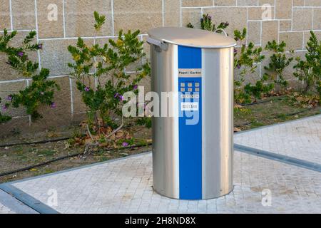 Castelo Branco, Portugal - November 30 2021: Altpapier-Recycling-Mülleimer auf den Straßen von Castelo Branco Portugal Stockfoto