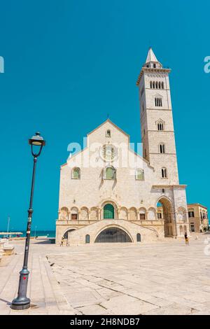 TRANI, ITALIEN, 10. AUGUST 2021: Kathedrale von Trani Stockfoto