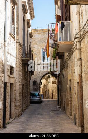 TRANI, ITALIEN, 10. AUGUST 2021: Mittelalterliche Straßen der Altstadt Stockfoto