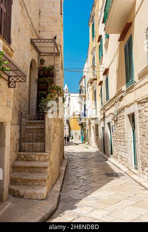 TRANI, ITALIEN, 10. AUGUST 2021: Mittelalterliche Straßen der Altstadt Stockfoto