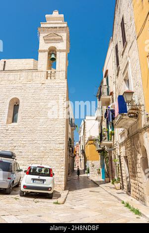 TRANI, ITALIEN, 10. AUGUST 2021: Mittelalterliche Straßen der Altstadt Stockfoto