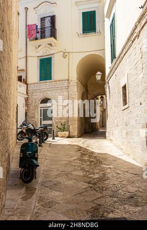 TRANI, ITALIEN, 10. AUGUST 2021: Mittelalterliche Straßen der Altstadt Stockfoto