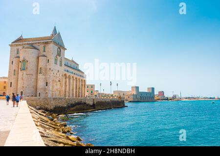 TRANI, ITALIEN, 10. AUGUST 2021: Kathedrale von Trani an der Adria Stockfoto