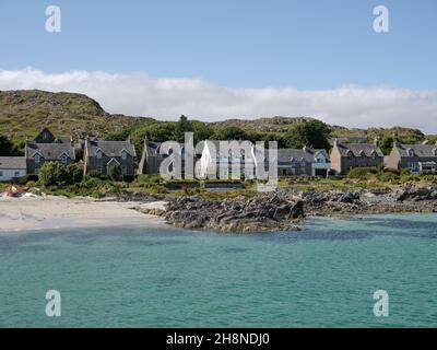 Häuser und Strand Sommer Küste Landschaft der Insel Iona in den Inneren Hebriden, Argyll und Bute Schottland UK - Western Isles Sommerküste Stockfoto