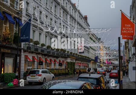 London, Großbritannien. 1. Dezember 2021. An einem grauen Morgen jubeln Weihnachtsdekorationen das Äußere des Browns Hotel in der Albemarle Street an. Quelle: Malcolm Park/Alamy Live News Stockfoto