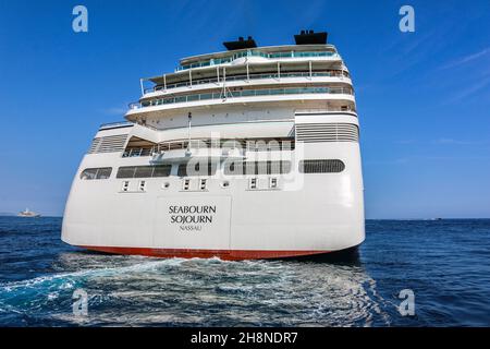 Seabourn Sojourn, ein luxuriöses Kreuzfahrtschiff, das von Seabourn Cruise Line betrieben wird. Das Schiff hat den Hafen von Hercule, Monaco Monte Carlo, Cruises Bildfoto verlassen Stockfoto