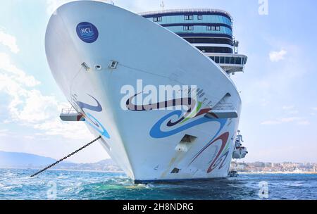 Blick von unten auf das riesige Kreuzfahrtschiff vor Anker in Cannes, Norwegian Epic, Passagierschiff, Norwegian Cruise Line/NCL Cruises Bildfoto Stockfoto