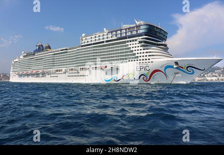 Riesiges Kreuzfahrtschiff vor Anker in Cannes, Norwegian Epic, Passagierschiff, Norwegian Cruise Line / NCL Cruises Bild Stockfoto