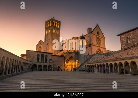 ASSISI, ITALIEN, 6. AUGUST 2021: Sonnenuntergang über der Basilika San Francesco, einer der wichtigsten katholischen Kirchen Stockfoto