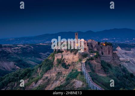 Schöne Aussicht bei Nacht über Civita di Bagnoregio, Latium, Italien Stockfoto