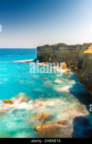 Die Landschaft des Meeres ragt 'due Sorelle' von den Klippen des Salento, Apulien, Italien Stockfoto