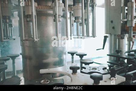 Automatische Monoblock-Weinabfüllmaschine in der Weinfabrik. Stockfoto