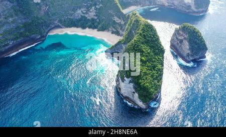 Drohnenflug über den Aussichtspunkt von Kelingking Beach zur Landzunge, Neigung auf einem Pfad auf einem Grat Stockfoto