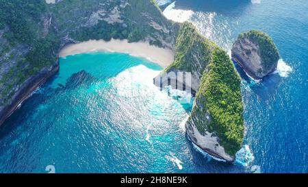 Drohnenflug über den Aussichtspunkt von Kelingking Beach zur Landzunge, Neigung auf einem Pfad auf einem Grat Stockfoto