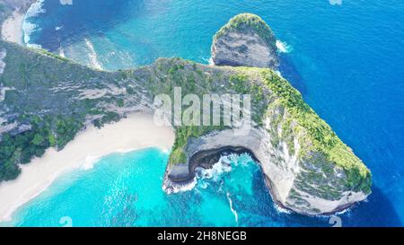 Drohnenflug über den Aussichtspunkt von Kelingking Beach zur Landzunge, Neigung auf einem Pfad auf einem Grat Stockfoto