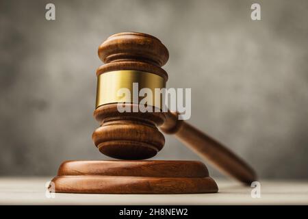 Holzversteigerung oder Richtergavel auf dem Tisch, Nahaufnahme Stockfoto
