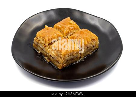 Walnüsse Baklava isoliert auf weißem Hintergrund. Türkischer Stil Walnuss Baklava Präsentation und Service. Horizontale Ansicht, Nahaufnahme Stockfoto