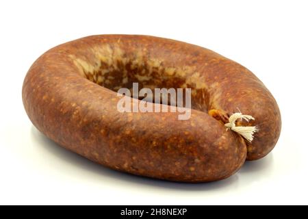 Türkische Wurst auf weißem Hintergrund. Wurst aus Rindfleisch. Kangal-Wurst. Horizontale Ansicht, Nahaufnahme Stockfoto