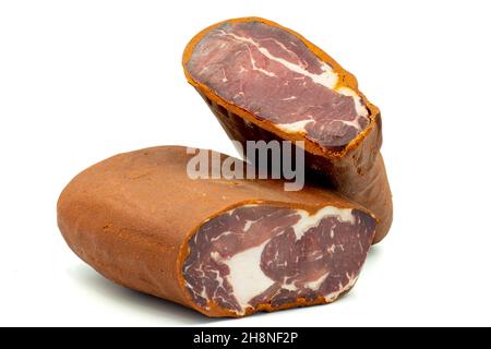 Türkische Pastrami auf weißem Hintergrund. Speck aus Kalbfleisch. Türkischer Speck, Pastrami (Kayseri pastirma). Horizontale Ansicht, Nahaufnahme Stockfoto