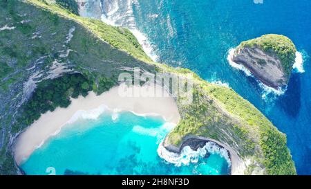 Drohnenflug über den Aussichtspunkt von Kelingking Beach zur Landzunge, Neigung auf einem Pfad auf einem Grat Stockfoto