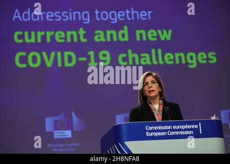 Brüssel, Belgien. 1st Dez 2021. Die für Gesundheit und Lebensmittelsicherheit zuständige EU-Kommissarin Stella Kyriakides spricht während einer Pressekonferenz über die gemeinsame Bewältigung der aktuellen und neuen COVID-19-Herausforderungen in Brüssel, Belgien, am 1. Dezember 2021. Quelle: Zheng Huansong/Xinhua/Alamy Live News Stockfoto