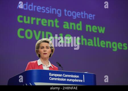 Brüssel, Belgien. 1st Dez 2021. Ursula von der Leyen, Präsidentin der Europäischen Kommission, spricht während einer Pressekonferenz am 1. Dezember 2021 in Brüssel, Belgien, über die aktuellen und neuen COVID-19-Herausforderungen. Quelle: Zheng Huansong/Xinhua/Alamy Live News Stockfoto