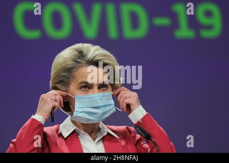 Brüssel, Belgien. 1st Dez 2021. Ursula von der Leyen, Präsidentin der Europäischen Kommission, zieht während einer Pressekonferenz, die am 1. Dezember 2021 in Brüssel, Belgien, aktuelle und neue COVID-19-Herausforderungen behandelt, eine Gesichtsmaske an. Quelle: Zheng Huansong/Xinhua/Alamy Live News Stockfoto