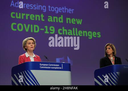 Brüssel, Belgien. 1st Dez 2021. Ursula von der Leyen (L), Präsidentin der Europäischen Kommission, und Stella Kyriakides, EU-Kommissarin für Gesundheit und Lebensmittelsicherheit, veranstalten am 1. Dezember 2021 in Brüssel, Belgien, eine Pressekonferenz zur gemeinsamen Bewältigung aktueller und neuer COVID-19-Herausforderungen. Quelle: Zheng Huansong/Xinhua/Alamy Live News Stockfoto