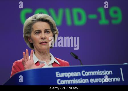 Brüssel, Belgien. 1st Dez 2021. Ursula von der Leyen, Präsidentin der Europäischen Kommission, spricht während einer Pressekonferenz am 1. Dezember 2021 in Brüssel, Belgien, über die aktuellen und neuen COVID-19-Herausforderungen. Quelle: Zheng Huansong/Xinhua/Alamy Live News Stockfoto