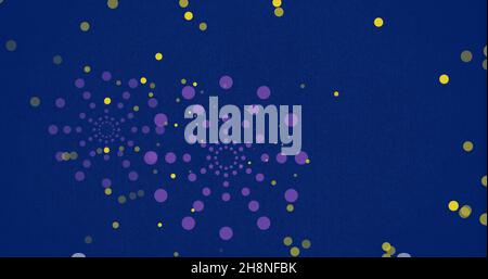 Bild von violetten Feuerwerkexplosionen und gelben Bokeh-Lichtpunkten auf blauem Hintergrund Stockfoto