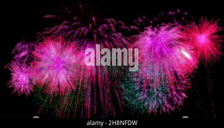 Bild von bunten weihnachten und Neujahr Feuerwerk explodiert in den Nachthimmel Stockfoto