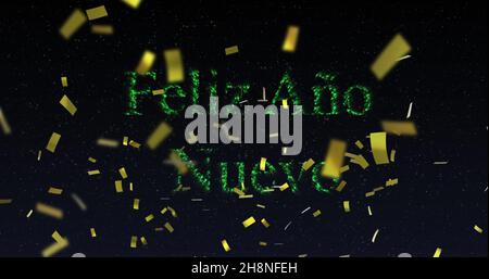 Bild von feliz ano nuevo Text in grün mit Silvesterfeuerwerk und Goldkonfetti am Nachthimmel Stockfoto