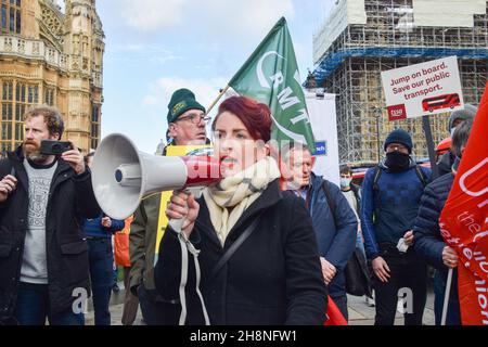 London, Großbritannien. 1st. Dezember 2021. Die Schattenministerin für Verkehr und Arbeit, Louise Haigh, spricht zu den Demonstranten. Verkehrsarbeiter, Gewerkschaftsmitglieder und Unterstützer versammelten sich vor dem Parlament vor dem Old Palace Yard, um gegen Drohungen gegen Gehälter und Renten sowie gegen Bedrohungen für Dienstleistungen und Arbeitsplätze zu protestieren, die im Rahmen der Rettungsaktion für Transport for London verhängt wurden. Kredit: Vuk Valcic / Alamy Live Nachrichten Stockfoto