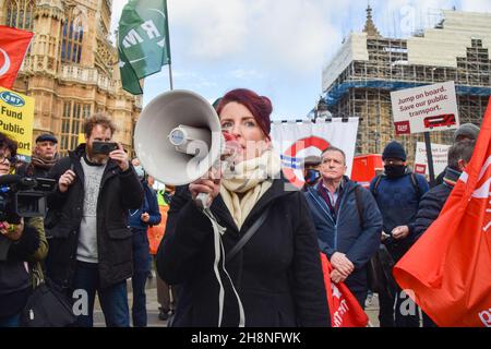 London, Großbritannien. 1st. Dezember 2021. Die Schattenministerin für Verkehr und Arbeit, Louise Haigh, spricht zu den Demonstranten. Verkehrsarbeiter, Gewerkschaftsmitglieder und Unterstützer versammelten sich vor dem Parlament vor dem Old Palace Yard, um gegen Drohungen gegen Gehälter und Renten sowie gegen Bedrohungen für Dienstleistungen und Arbeitsplätze zu protestieren, die im Rahmen der Rettungsaktion für Transport for London verhängt wurden. Kredit: Vuk Valcic / Alamy Live Nachrichten Stockfoto