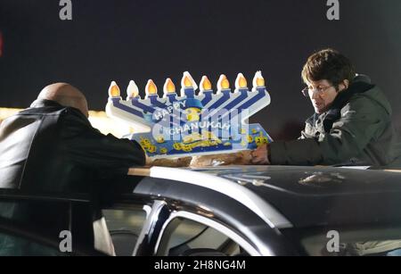 Chesterfield, Usa. 30th. November 2021. Die Teilnehmer der jährlichen Chanukah-Auto-Menorah-Parade platzieren vor dem Start in Chesterfield, Missouri, am Dienstag, dem 30. November 2021, eine riesige Menorah auf ihrem Auto. Autos fahren mehrere Meilen in der Parade mit einer beleuchteten Menora, die an ihren Autos befestigt ist, und hören Chanukah-Musik. Foto von Bill Greenblatt/UPI Credit: UPI/Alamy Live News Stockfoto