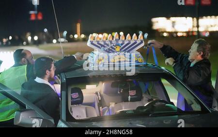 Chesterfield, Usa. 30th. November 2021. Die Teilnehmer der jährlichen Chanukah-Auto-Menorah-Parade platzieren vor dem Start in Chesterfield, Missouri, am Dienstag, dem 30. November 2021, eine riesige Menorah auf ihrem Auto. Autos fahren mehrere Meilen in der Parade mit einer beleuchteten Menora, die an ihren Autos befestigt ist, und hören Chanukah-Musik. Foto von Bill Greenblatt/UPI Credit: UPI/Alamy Live News Stockfoto