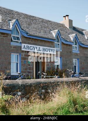 Vor dem Argyll Hotel auf der Isle of Iona, Inner Hebrides, Schottland, Großbritannien, geparkte Touristenfahrräder Stockfoto