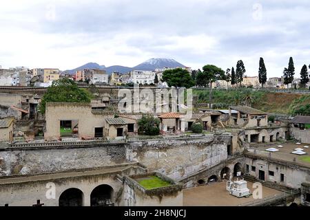 Überreste der Stadt Ercolano, während der Präsentation der neuesten Entdeckung, die bei den Ausgrabungen der antiken Stadt Ercolano gemacht wurde, an die Presse während der Präsentation der Presse. Die Entdeckung, die den Spitznamen „der letzte Flüchtling“ trägt, ist der Überbleibsel eines Mannes zwischen 40 und 45 Jahren, der möglicherweise ein Flüchtling war, der aus der Gruppe von 300 alten Herculaneern, die in den Torbögen gefunden wurden, entkommen ist. Oder ein Soldat von Plinius, der kam, um den Bewohnern der antiken Stadt Hilfe zu bringen. Ercolano, Italien, 01. Dezember 2021. (Foto von Vincenzo Izzo/Sipa USA) Stockfoto