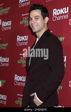 Los Angeles, USA. 30th. November 2021. LOS ANGELES - 30. NOVEMBER: Skylar Astin bei der außerordentlichen Weihnachtssiebung des Zoey am 30. November 2021 im Alamo Drafthouse Cinema Downtown Los Angeles in Los Angeles, CA (Foto von Katrina Jordan/Sipa USA) Quelle: SIPA USA/Alamy Live News Stockfoto