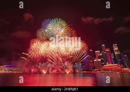 Singapur Feuerwerk zeigt Countdown Feier in Marina Bay, bunte Silvester Feuerwerk Stockfoto